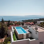 Lara With Rooftop Swimming Pool شقة