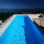 Lara With Rooftop Swimming Pool شقة *