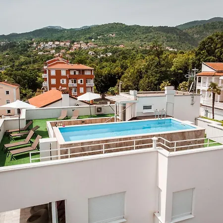 Lara With Rooftop Swimming Pool Apartmán *
