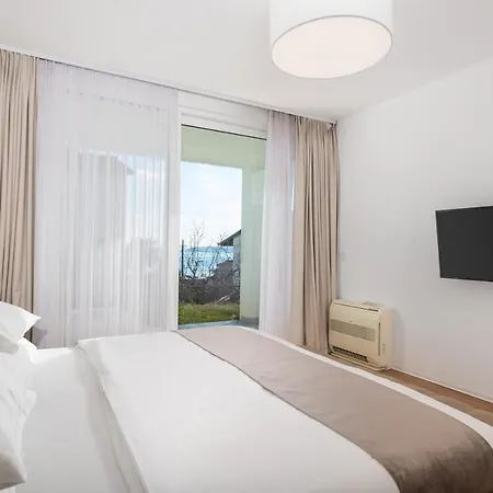 Lara With Rooftop Swimming Pool