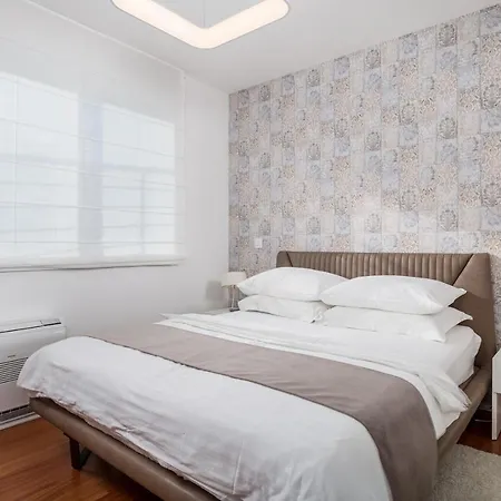 Lara With Rooftop Swimming Pool Apartmán Ičići