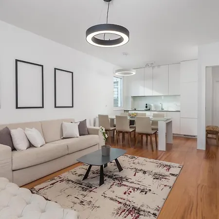 Lara With Rooftop Swimming Pool Apartament