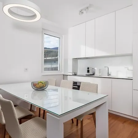 Apartmán Lara With Rooftop Swimming Pool *