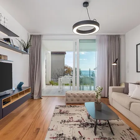 Lara With Rooftop Swimming Pool *