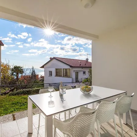 Apartmán Lara With Rooftop Swimming Pool