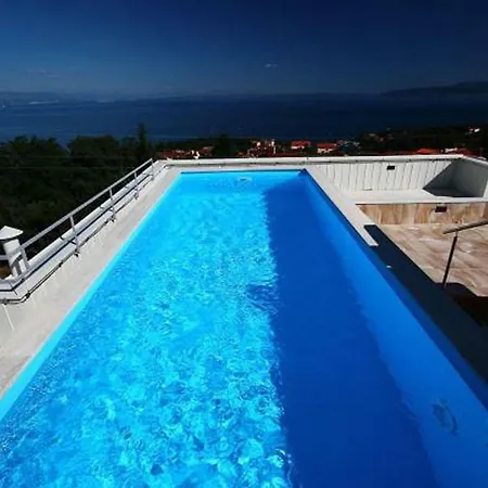 Lara With Rooftop Swimming Pool Apartmán *