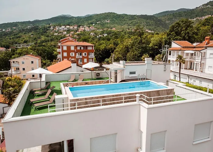 Lara With Rooftop Swimming Pool Apartment *