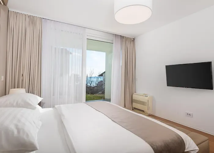 Lara With Rooftop Swimming Pool