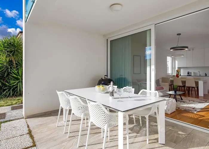 Lara With Rooftop Swimming Pool Apartament *